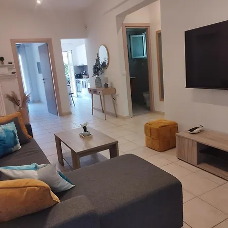 Bloom In The City- Cozy With Private Garden Daire
