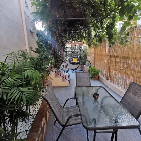 Διαμέρισμα Bloom In The City- Cozy With Private Garden *