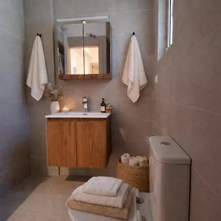 Bloom In The City- Cozy With Private Garden *