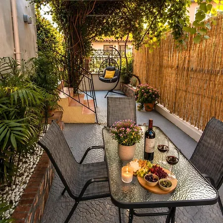 Bloom In The City- Cozy With Private Garden *
