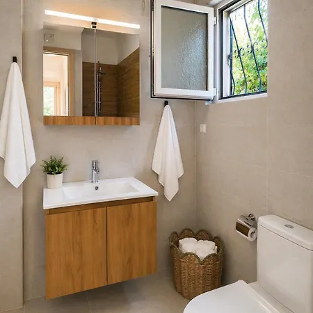 Bloom In The City- Cozy With Private Garden