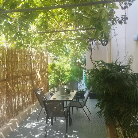 Bloom In The City- Cozy With Private Garden